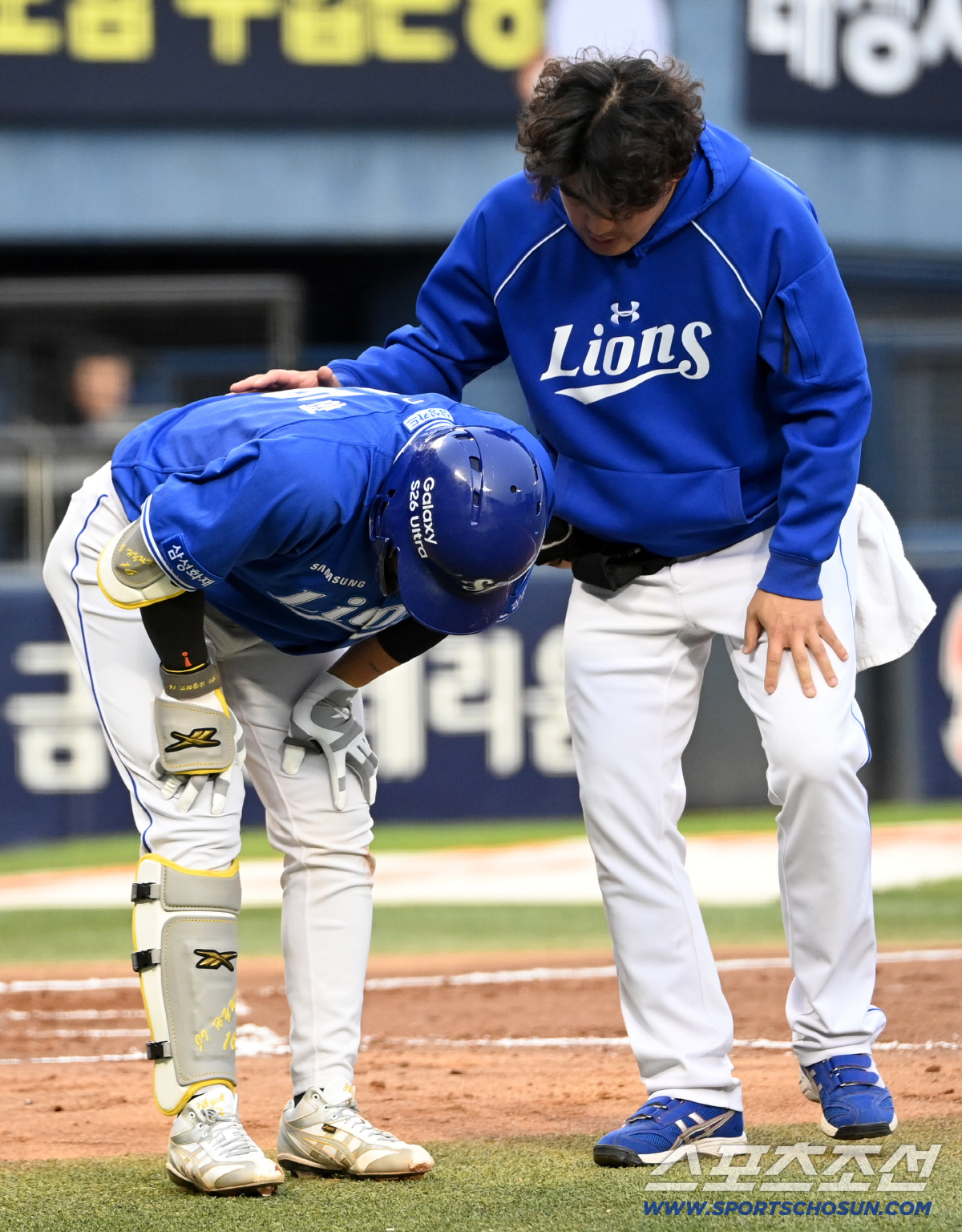 29일 잠실야구장에서 열린 삼성과 두산의 경기. 2회초 류지혁이 자신이 친 파울타구를 맞은 후 고통스러워하고 있다. 잠실=허상욱 기자 wook@sportschosun.com/2026.04.29/