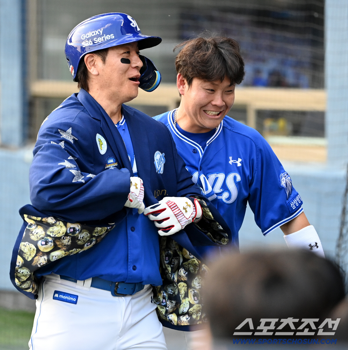 14일 잠실야구장에서 열린 삼성과 LG의 경기. 2회초 강민호가 솔로홈런을 치고 동료들의 환영을 받고 있다. 잠실=허상욱 기자 wook@sportschosun.com/2026.05.14/