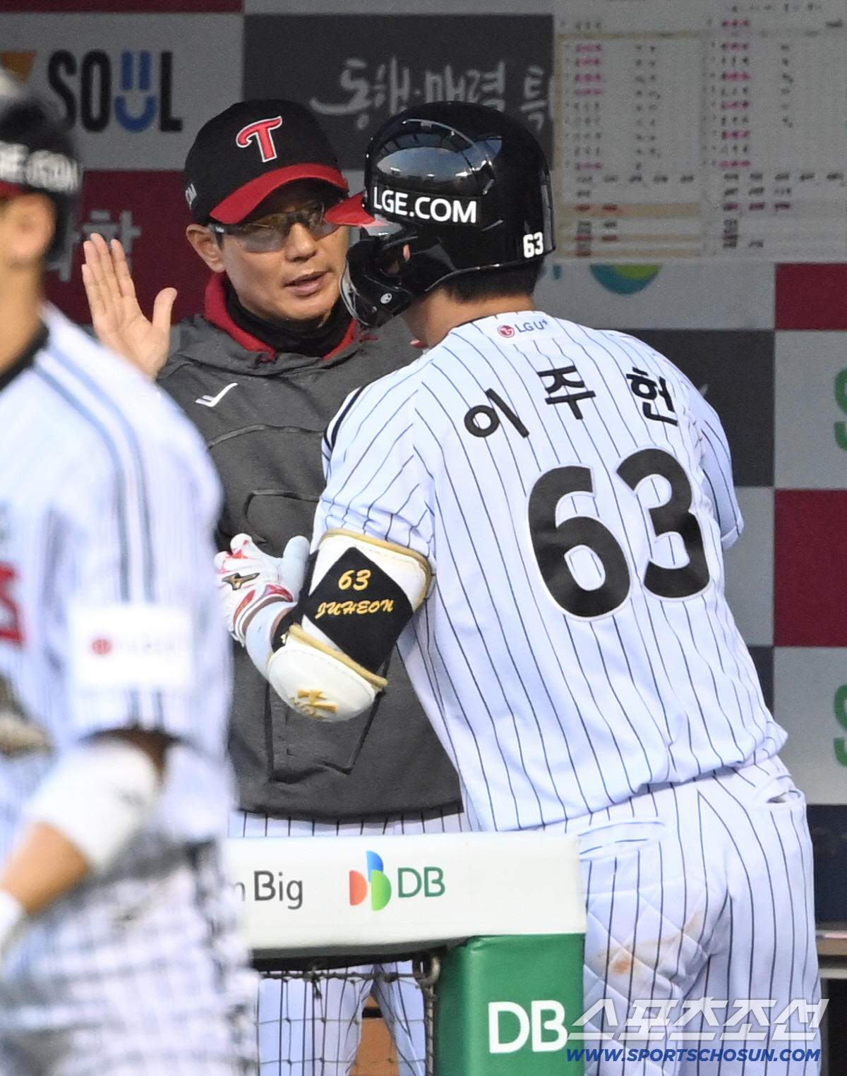 14일 잠실야구장에서 열린 삼성과 LG의 경기. 3회말 이주헌이 좌월 솔로홈런을 치고 염경엽 감독의 환영을 받고 있다. 잠실=허상욱 기자 wook@sportschosun.com/2026.05.14/