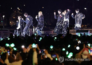 'BTS 공연에 휘발유 투척' 협박 댓글 50대 집행유예·보호관찰