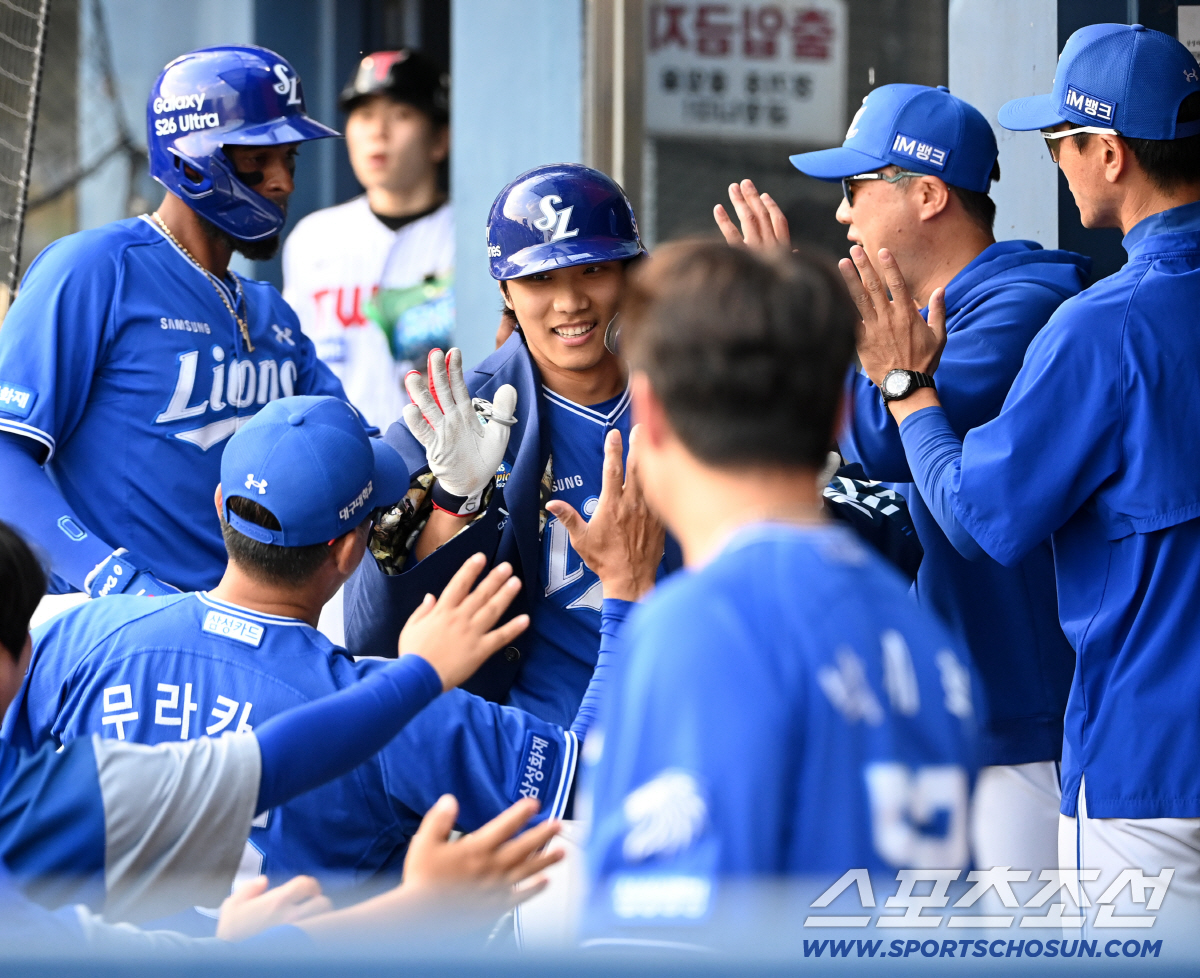 2회 터진 짜릿한 선제 만루포! 홈런 자켓을 입고 더그아웃으로