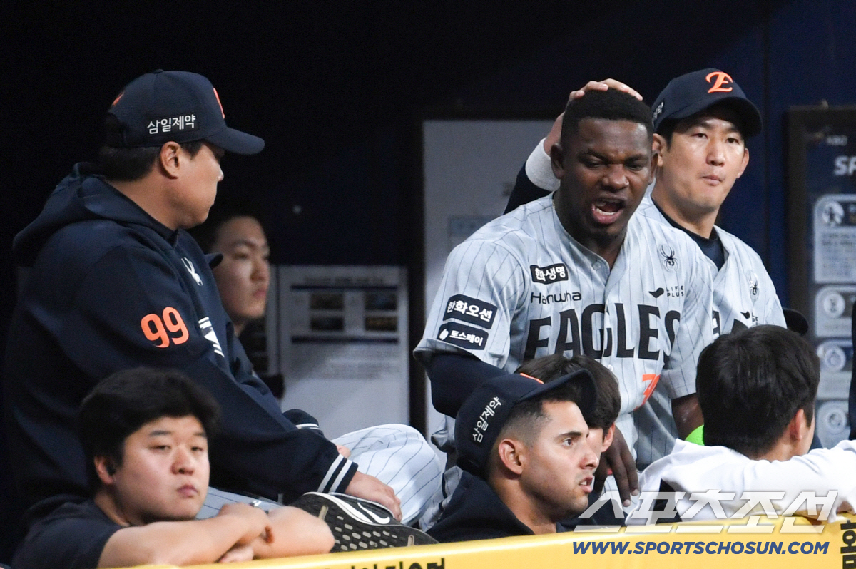 자신에게 화가 났던 페라자를 진정시킨 최재훈의 손길.