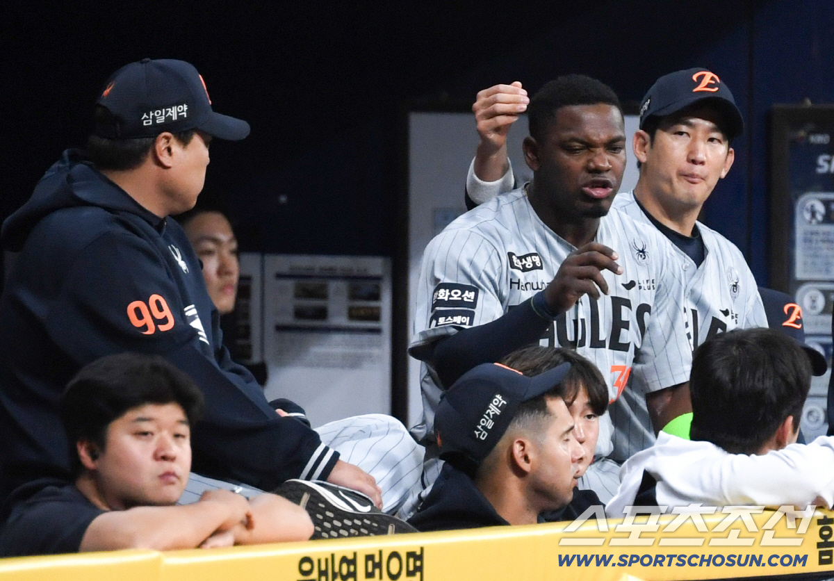 타이밍은 좋았지만 안우진 구위에 눌린 페라자가 더그아웃에 들어와 투정 부리자 최재훈이 따뜻한 손길을 건넸다.