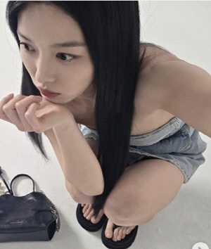 김유정, 극한 다이어트 설움 딛고 완성한 '앙상 쇄골'..'뼈말라' 됐네