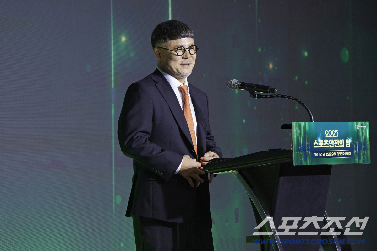 지난해 스포츠안전의 밤 행사에서 축하를 하고 있는 박장순 이사장. 사진제공=스포츠안전재단
