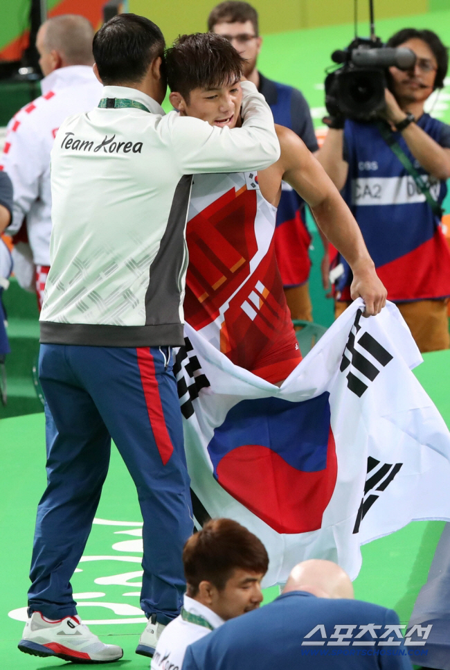 2016년 리우올림픽 레슬링국가대표팀 박장순 감독이 판정 논란 끝 빛나는 동메달을 따낸 제자 김현우를 격려하는 모습. 스포츠조선DB