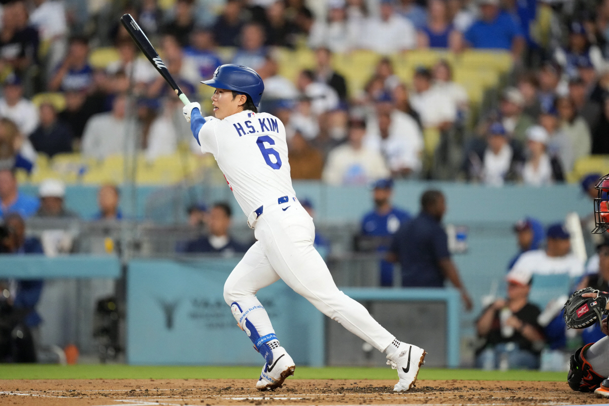 May 14, 2026; Los Angeles, California, USA; Los Angeles Dodgers shortstop Hyeseong Kim (6) hits an RBI single against the San Francisco Giants in the second inning at Dodger Stadium. Mandatory Credit: Kirby Lee-Imagn Images