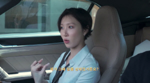 화사, 맨몸 상태로 가습기 들다 '화상 사고'..."몸에 쏟았으면 큰일 날 뻔"