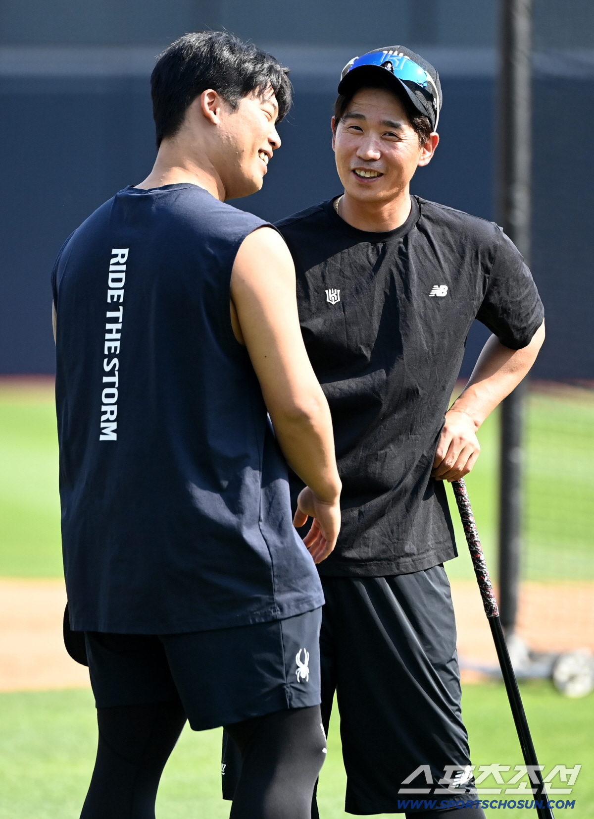 15일 수원KT위즈파크에서 열린 한화와 KT의 경기. 한화 강백호가 KT 박경수 코치와 인사를 나누고 있다. 수원=허상욱 기자 wook@sportschosun.com/2026.05.15/