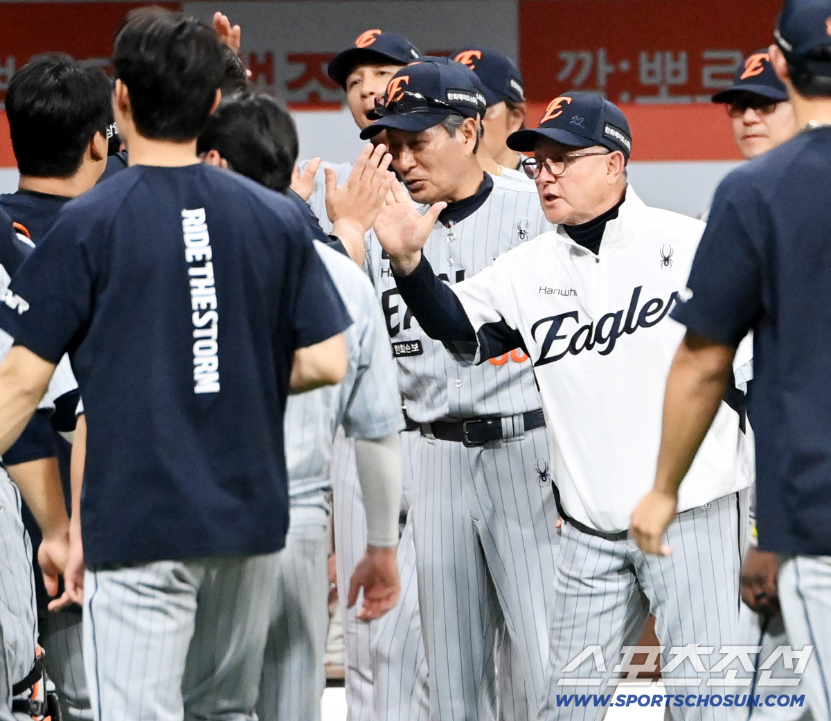 12일 고척스카이돔에서 열린 한화와 키움의 경기. 한화가 11대5로 승리했다. 승리의 기쁨을 나누는 김경문 감독과 한화 선수들의 모습. 고척=허상욱 기자 wook@sportschosun.com/2026.05.12/