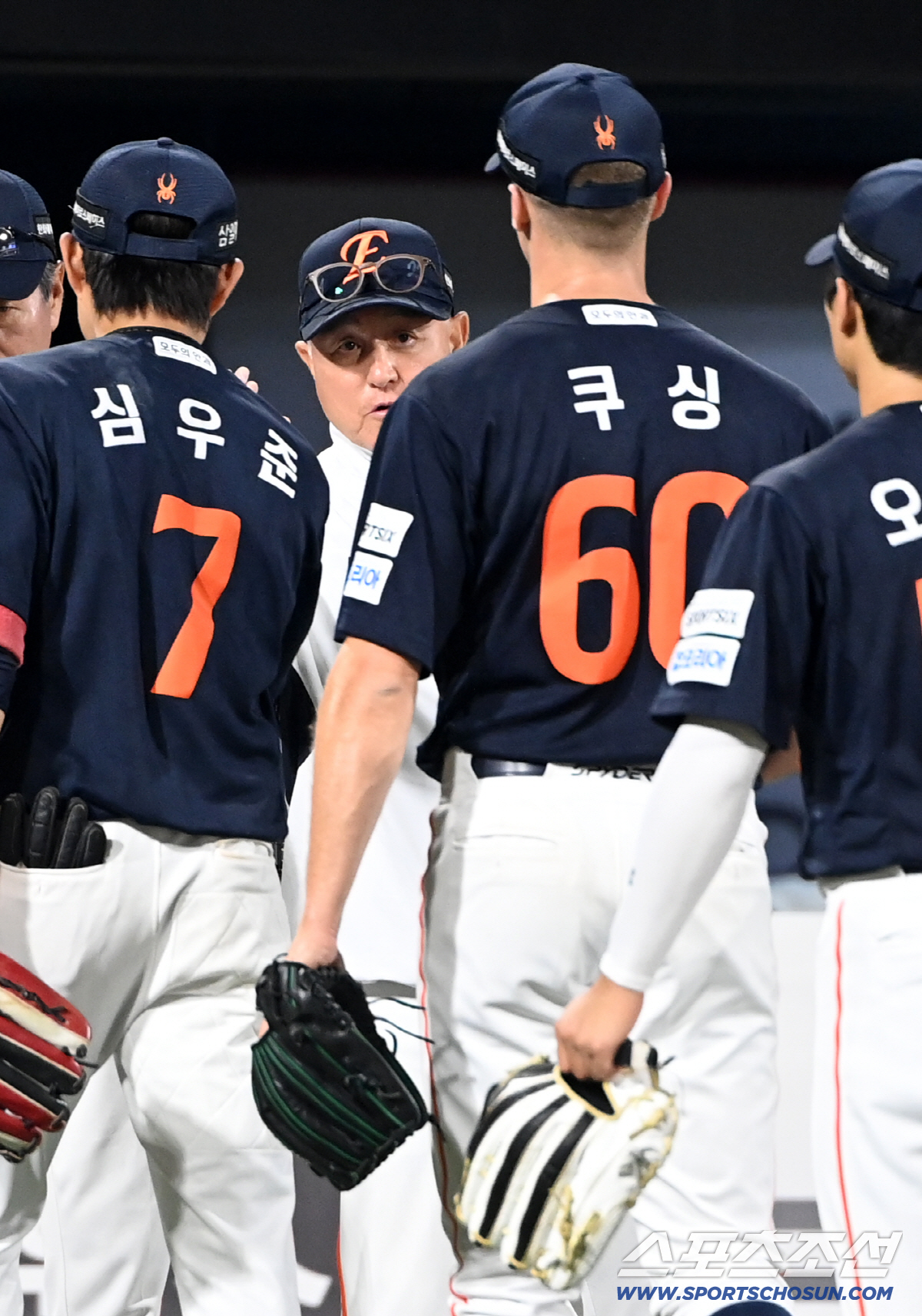 15일 수원KT위즈파크에서 열린 한화와 KT의 경기. 한화가 5대3으로 승리했다. 경기가 끝난 후 쿠싱을 맞이하는 김경문 감독의 모습. 수원=허상욱 기자 wook@sportschosun.com/2026.05.15/