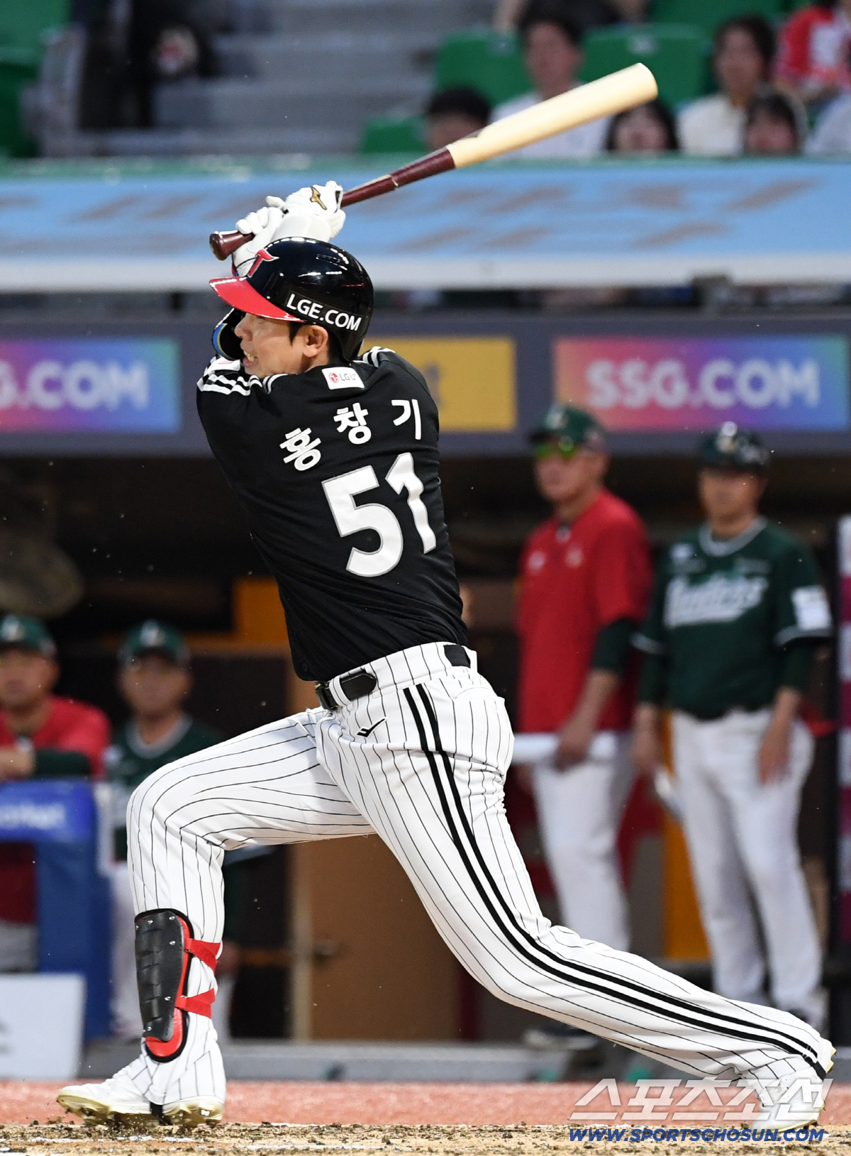 15일 인천SSG랜더스필드에서 열린 SSG와 LG의 경기. 4회초 1사 2루 LG 홍창기가 안타를 날리고 있다. 인천=박재만 기자 pjm@sportschosun.com/2026.05.15/