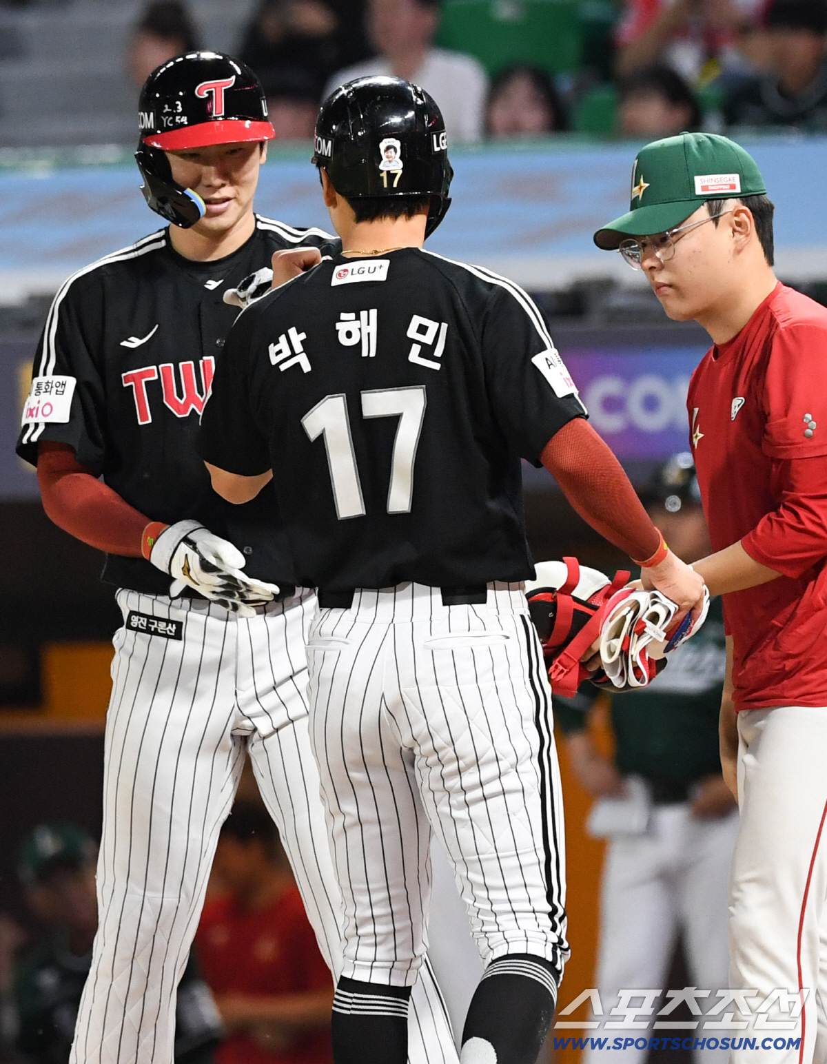 15일 인천SSG랜더스필드에서 열린 SSG와 LG의 경기. 9회초 1사 만루 LG 홍창기가 볼넷을 얻어내고 있다. 인천=박재만 기자 pjm@sportschosun.com/2026.05.15/