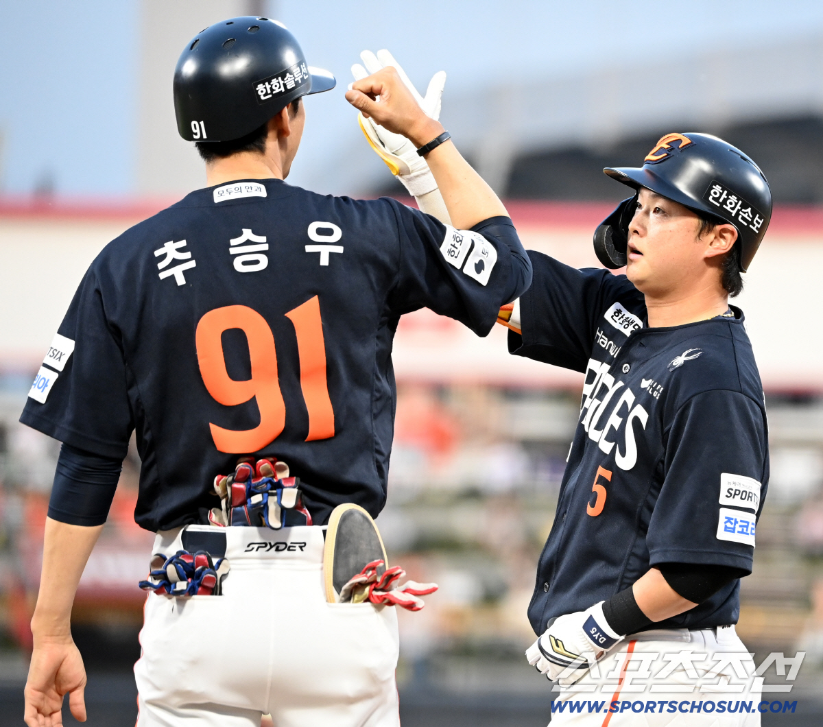 15일 수원KT위즈파크에서 열린 한화와 KT의 경기.4회초 이도윤이 안타를 치고 추승우 1루 코치와 하이파이브를 하고 있다. 수원=허상욱 기자 wook@sportschosun.com/2026.05.15/