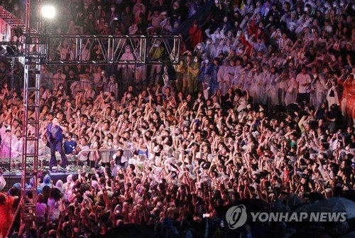 (서울=연합뉴스) 한종찬 기자 = 한양대 축제 '2022 라치오스'가 열린 25일 오후 서울 성동구 캠퍼스에서 가수 싸이가 멋진 공연을 선보이고 있다. 2022.5.25 saba@yna.co.kr
