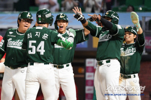 '최지훈이 살렸는데 결국 또 볼넷' 8회 극적인 동점 만루포 터졌지만 12사사구에 무너진 SSG [인천 현장]