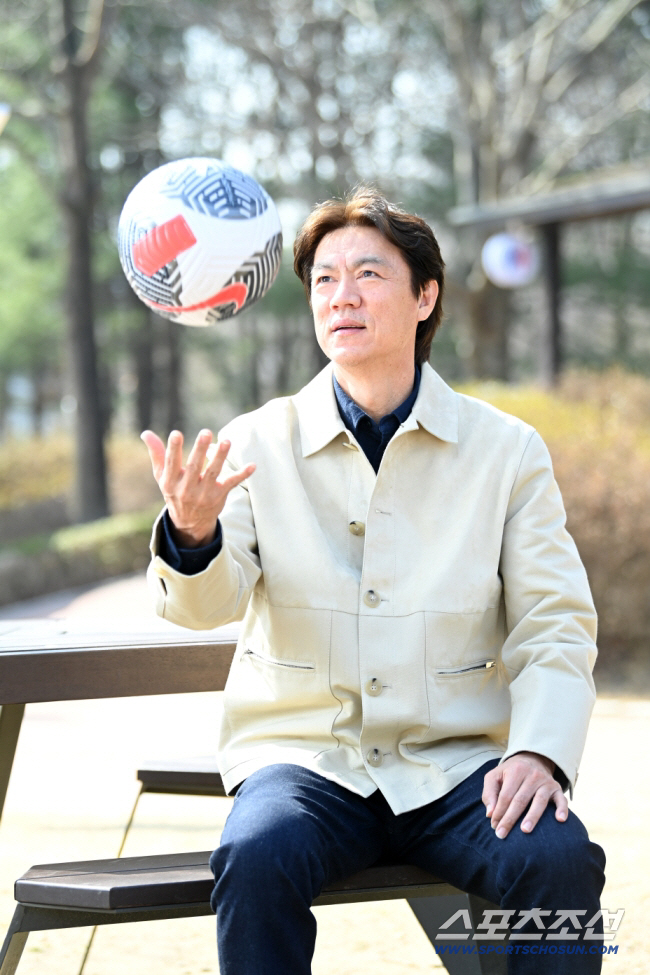홍명보 축구 국가대표팀 감독이 17일 경기도 분당 율동공원에서 진행된 스포츠조선과의 인터뷰에 앞서 포즈를 취하고 있다. 분당=허상욱 기자 wook@sportschosun.com/2026.03.17/