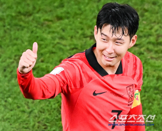 3일(한국시각) 카타르 도하 알라이얀의 에듀케이션 시티 스타디움에서 한국과 포르투갈의 경기가 열렸다. 한국이 포르투갈에 승리하며 16강에 진출했다. 승리의 기쁨을 나누고 있는 손흥민. 알라이얀(카타르)=송정헌 기자 songs@sportschosun.com/2022.12.03/