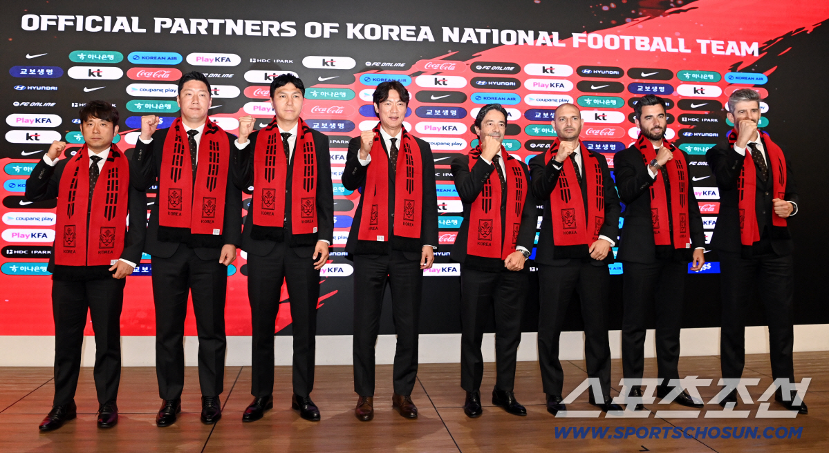 2026 북중미 월드컵 최종 명단발표 기자회견이 16일 서울 광화문 KT 웨스트빌딩 온마당에서 열렸다. 홍명보 감독이 코칭스탭과 함께 포즈를 취하고 있다. 광화문=허상욱 기자 wook@sportschosun.com/2026.05.16/