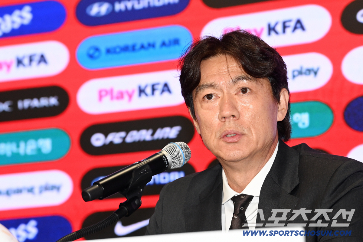 2026 북중미 월드컵 최종 명단발표 기자회견이 16일 서울 광화문 KT 웨스트빌딩 온마당에서 열렸다. 홍명보 감독이 질문에 답하고 있다. 광화문=허상욱 기자 wook@sportschosun.com/2026.05.16/