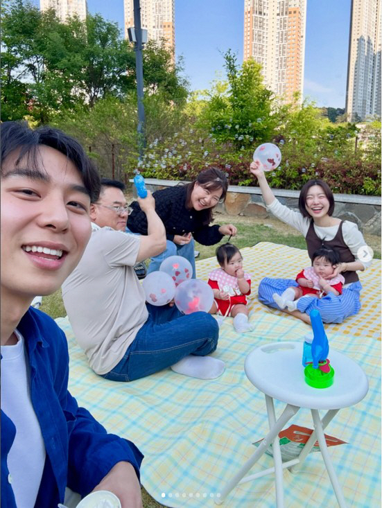 레이디제인, ♥10살 연하男+쌍둥이 딸과 피크닉…행복한 육아 일상