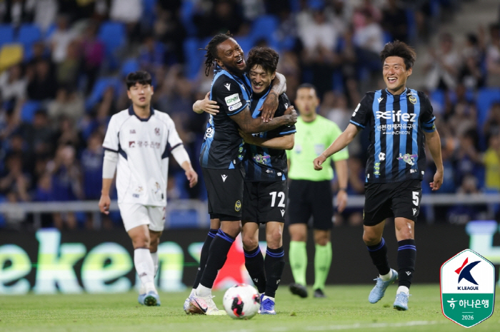 [K리그1 리뷰]'드디어 데뷔골 터졌다' 1골 1도움 이청용의 '행복축구'…'승격 돌풍' 인천, 꼴찌 광주 4-0 대파하고 '5위 점프'