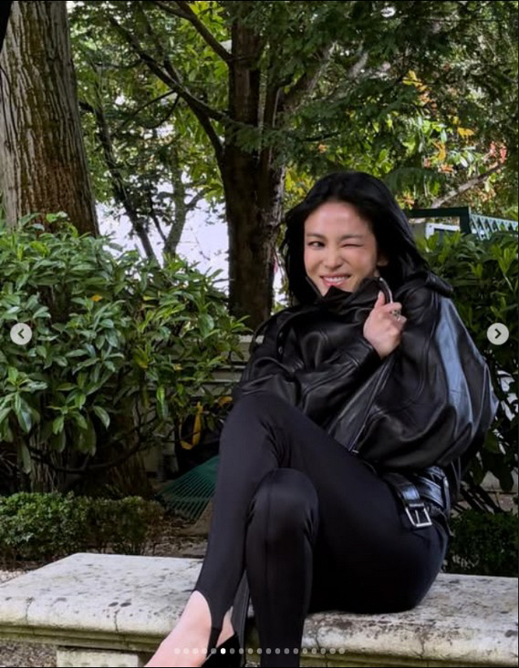 송혜교, 지저분한 거울 셀카 얼빡샷→잔디 드러누워도 굴욕 제로네