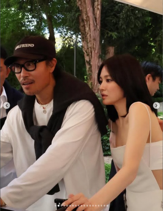 송혜교, 지저분한 거울 셀카 얼빡샷→잔디 드러누워도 굴욕 제로네
