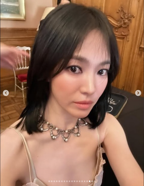 송혜교, 지저분한 거울 셀카 얼빡샷→잔디 드러누워도 굴욕 제로네