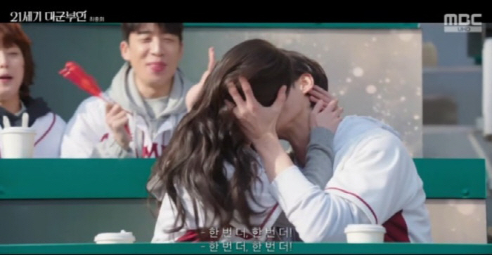 왕관 벗은 아이유♥변우석, 야구장 전광판서 국민 앞 격렬 키스 엔딩[종합]