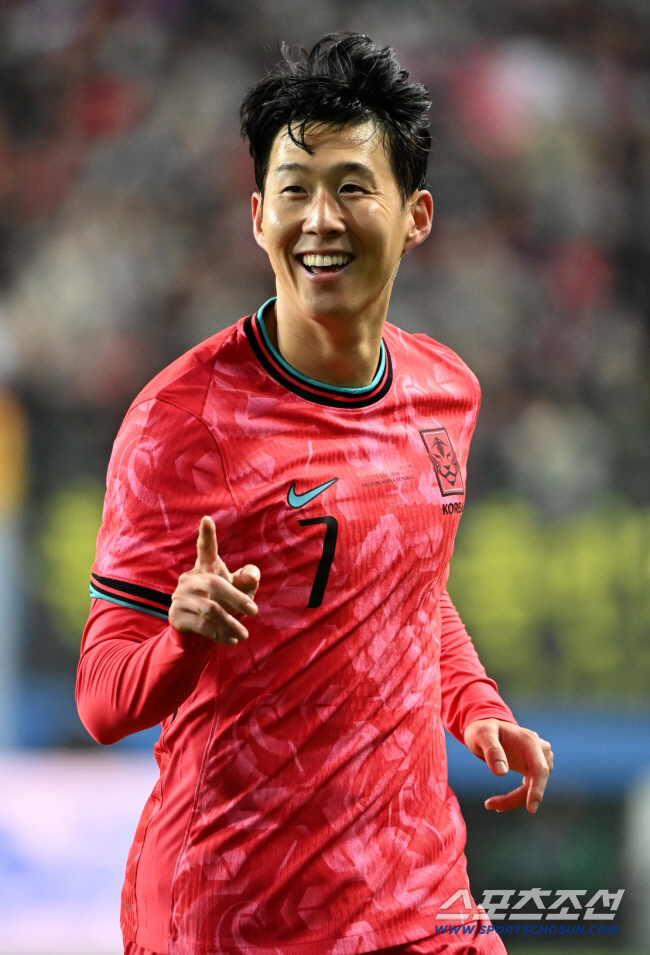 "韓→亞 최다골 기록 도전!" '대한민국 절대적 캡틴' 손흥민 '라스트 댄스'…日 관심 폭발 'SON+홍명보호 조직력으로 맞선다'