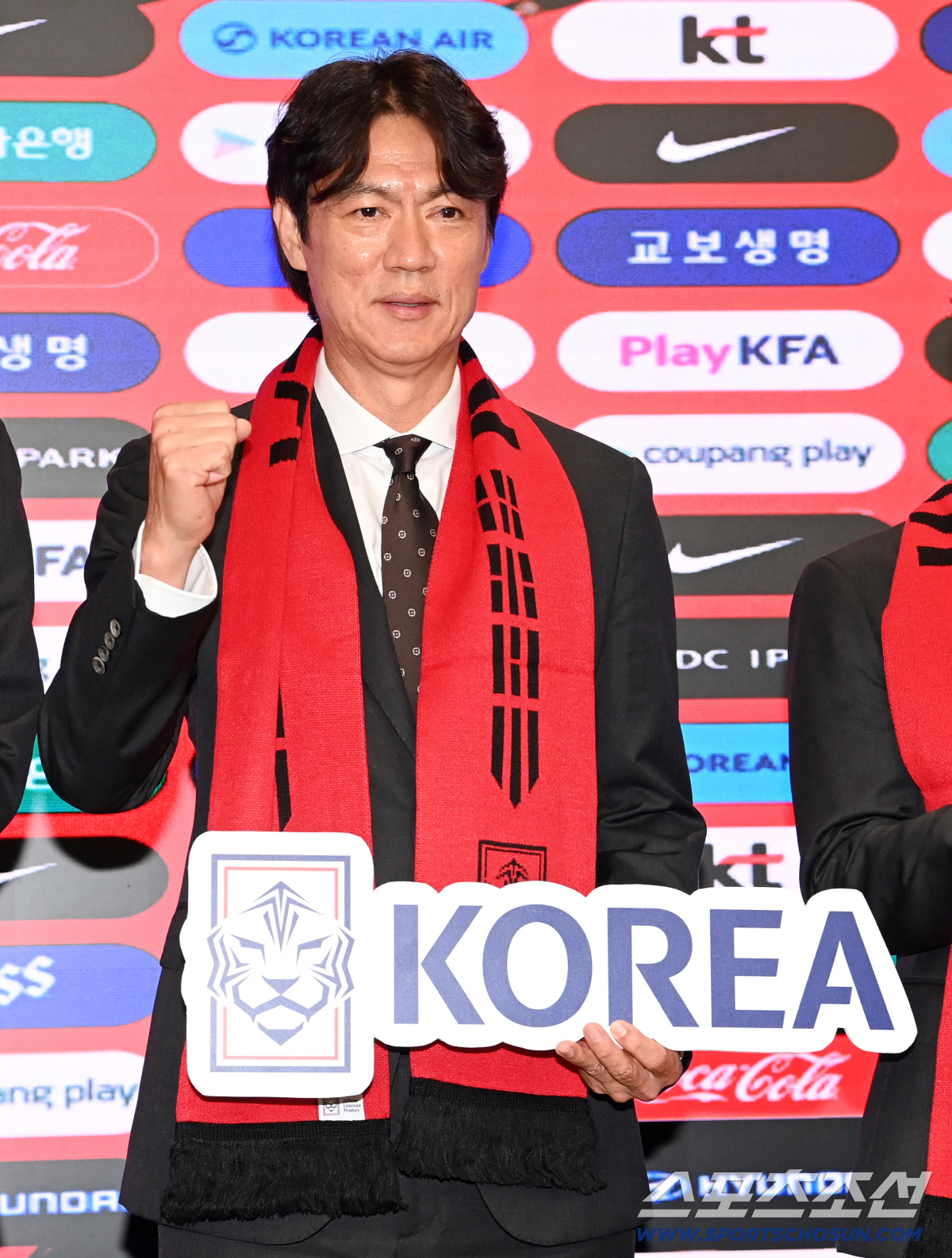 2026 북중미 월드컵 최종 명단발표 기자회견이 16일 서울 광화문 KT 웨스트빌딩 온마당에서 열렸다. 홍명보 감독이 코칭스탭과 함께 포즈를 취하고 있다. 광화문=허상욱 기자 wook@sportschosun.com/2026.05.16/