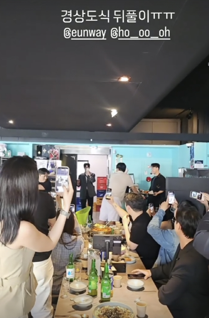'故 최진실 절친들이 지킨' 최준희, 결혼식 뒤풀이서 몸통만한 술 원샷+남편 볼기 맞아
