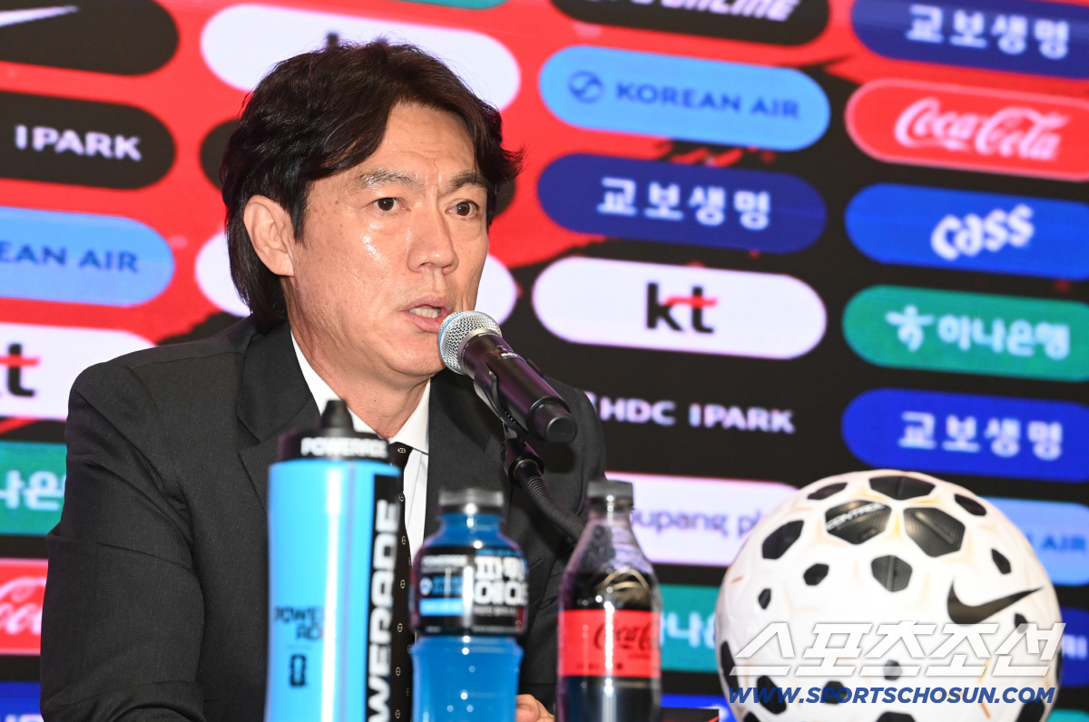 2026 북중미 월드컵 최종 명단발표 기자회견이 16일 서울 광화문 KT 웨스트빌딩 온마당에서 열렸다. 홍명보 감독이 질문에 답하고 있다. 광화문=허상욱 기자 wook@sportschosun.com/2026.05.16/