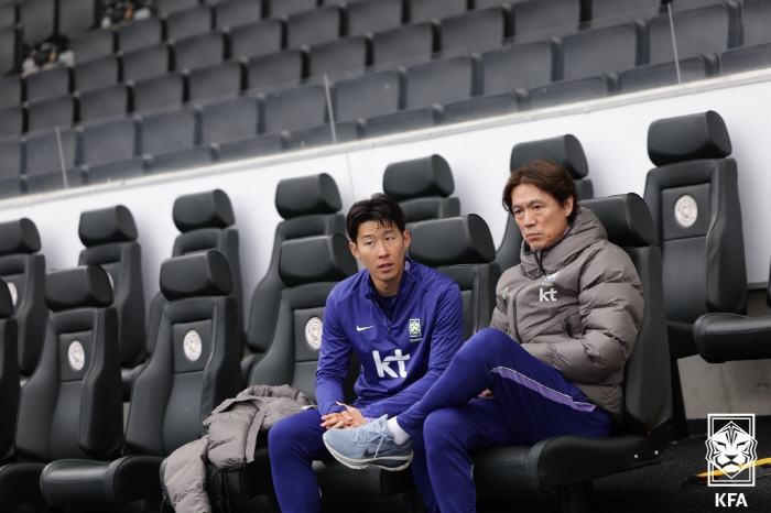 도스 산토스 감독님, 손흥민 그렇게 쓰는거 아닙니다…국대 감독 홍명보가 美에서 직접 확인한 사실