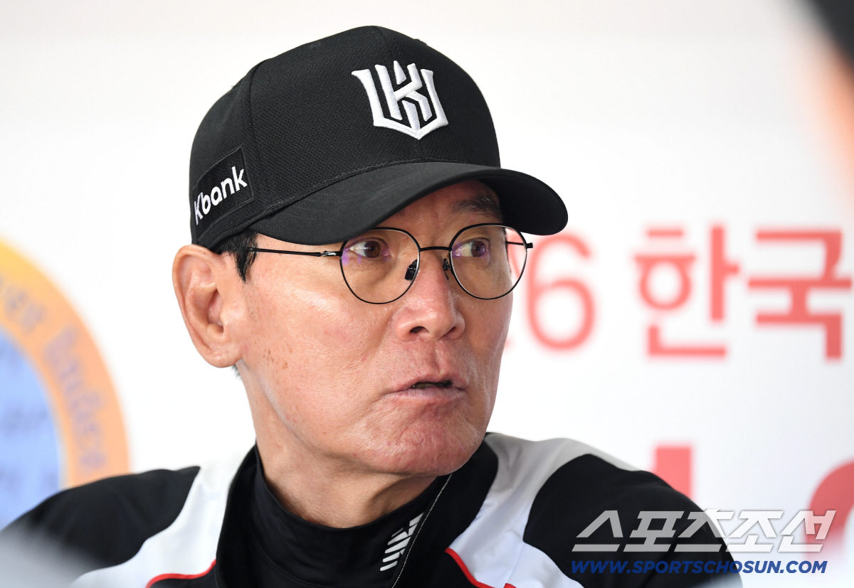 6일 수원케이티위즈파크에서 열리는 KT와 롯데의 경기. 인터뷰하고 있는 KT 이강철 감독. 수원=송정헌 기자 songs@sportschosun.com/2026.05.06/