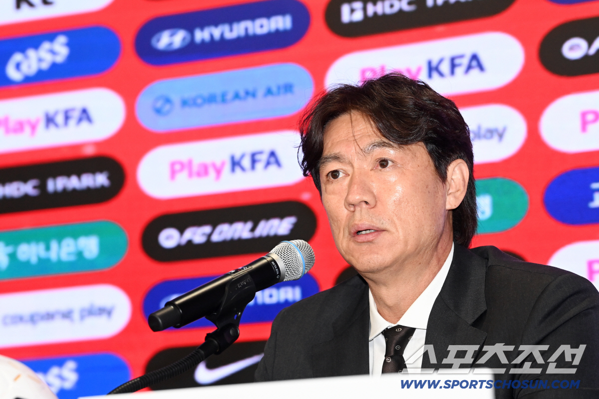 2026 북중미 월드컵 최종 명단발표 기자회견이 16일 서울 광화문 KT 웨스트빌딩 온마당에서 열렸다. 홍명보 감독이 질문에 답하고 있다. 광화문=허상욱 기자 wook@sportschosun.com/2026.05.16/