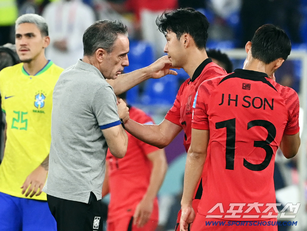한국 축구대표팀 벤투 감독이 6일(한국시간) 카타르 도하 스타디움 974에서 열린 2022 카타르 월드컵 16강전 브라질과의 경기에서 패한 뒤 손흥민과 포옹을 하고 있다. 도하(카타르)=송정헌 기자 songs@sportschosun.com/2022.12.06/