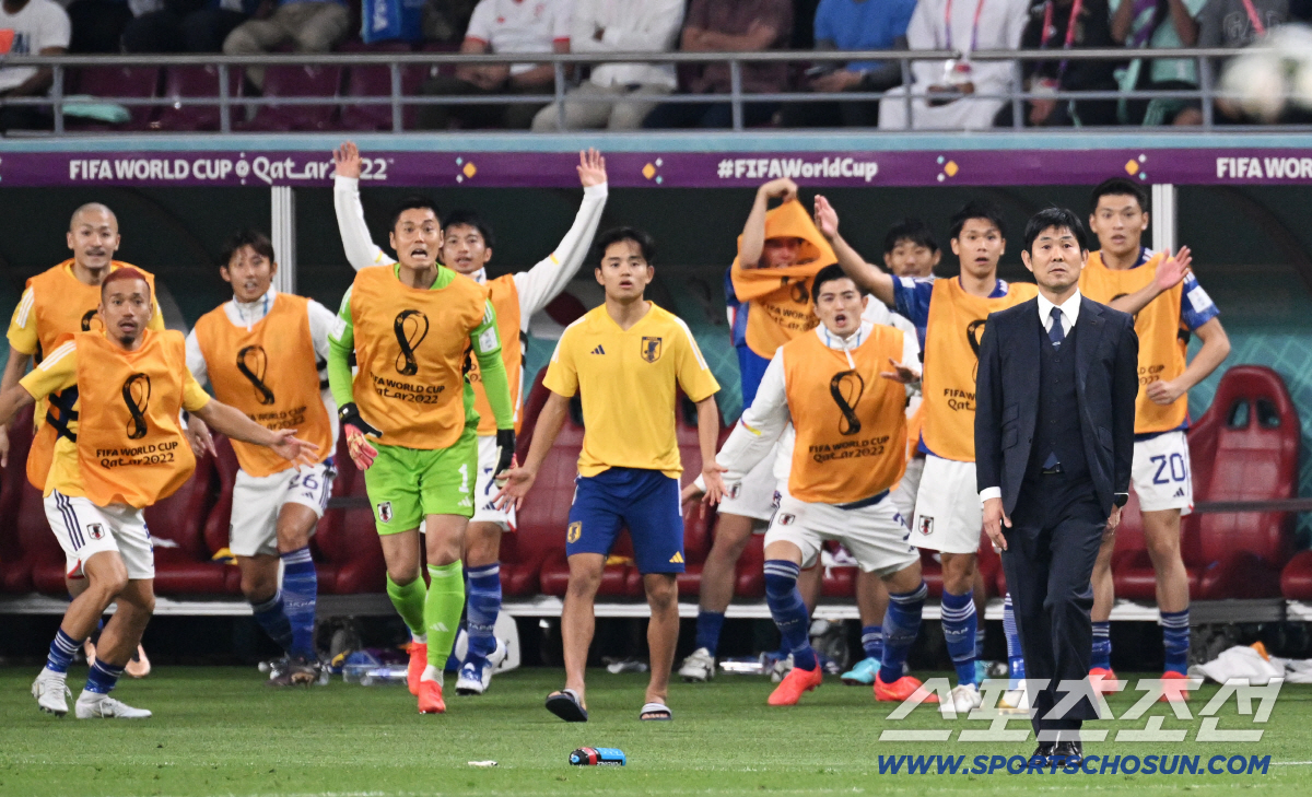 23일 카타르 알라이얀의 칼리파 인터내셔널 스타디움에서 독일과 일본의 2022카타르월드컵 조별리그 1차전 경기가 열렸다. 일본이 독일에 2대 1로 승리했다. 승리가 확정되자 환호하는 일본 선수들. 도하(카타르)=송정헌 기자 songs@sportschosun.com/2022.11.23/