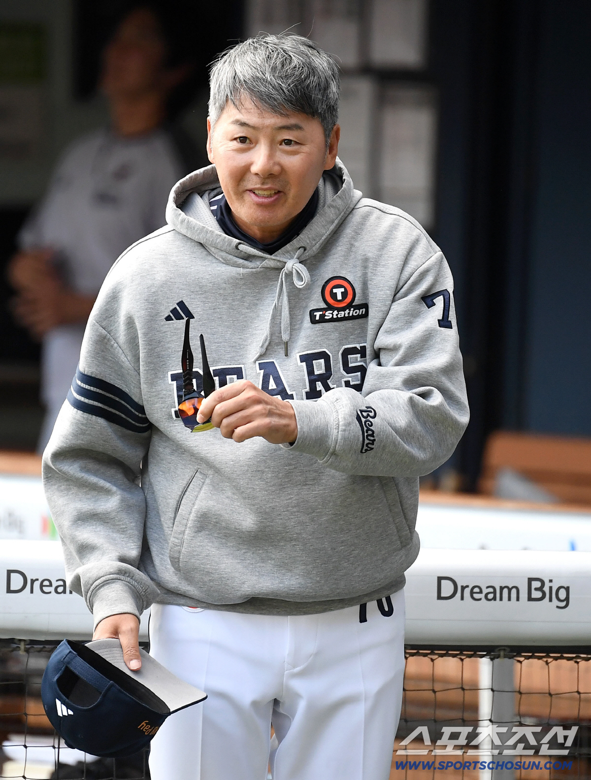 9일 잠실구장에서 열린 두산과 SSG의 경기. SSG 선수들과 인사를 나누고 있는 두산 김원형 감독. 잠실=송정헌 기자 songs@sportschosun.com/2026.05.09/