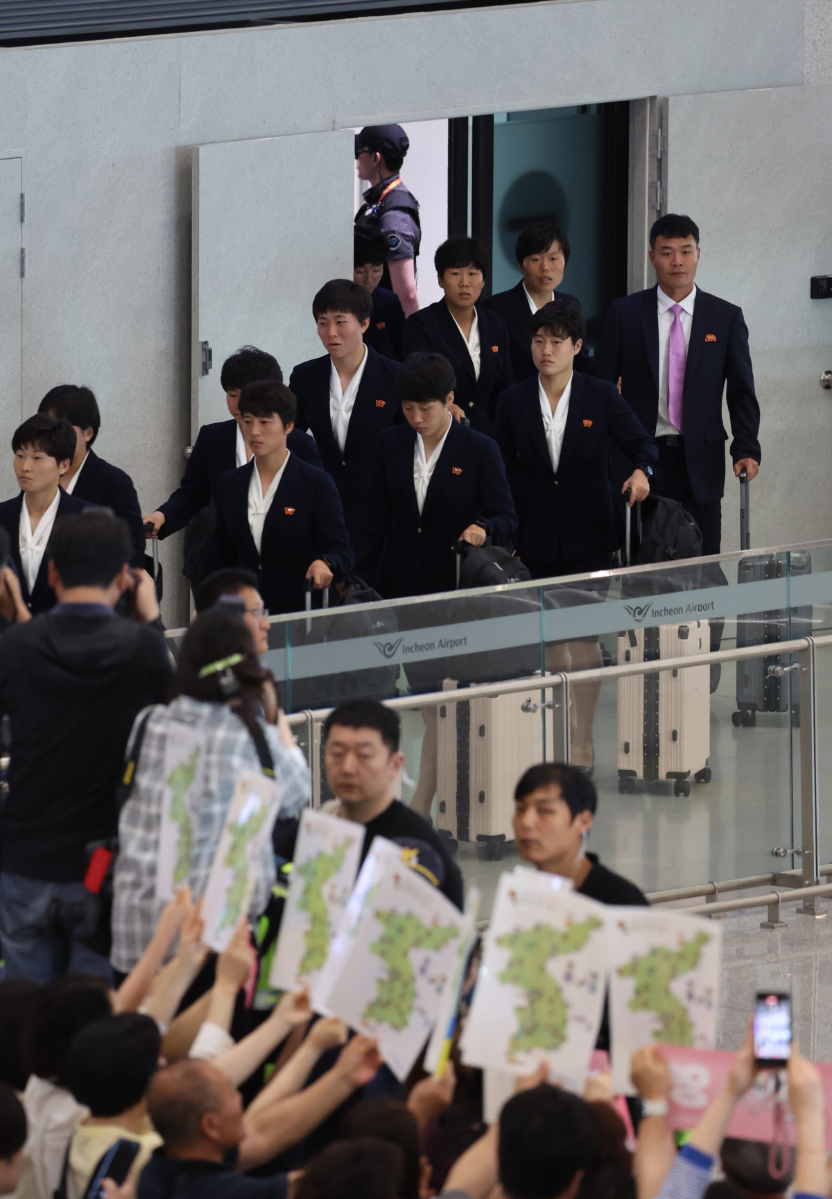 2025-2026 아시아축구연맹(AFC) 여자 챔피언스리그(AWCL) 4강전에서 수원FC 위민을 상대하는 내고향여자축구단이 17일 인천국제공항 제1여객터미널을 통해 입국하고 있다. 2026.5.17 [공동취재]