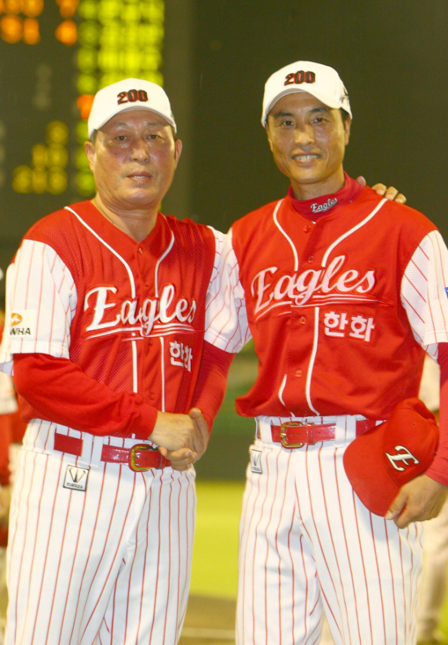 200승 달성 당시 송진우(오른쪽)와 김인식 당시 한화 감독. 연합뉴스