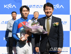 [포토] 제36회 스포츠조선배(L) 대상경주 우승 차지한 장추열 기수