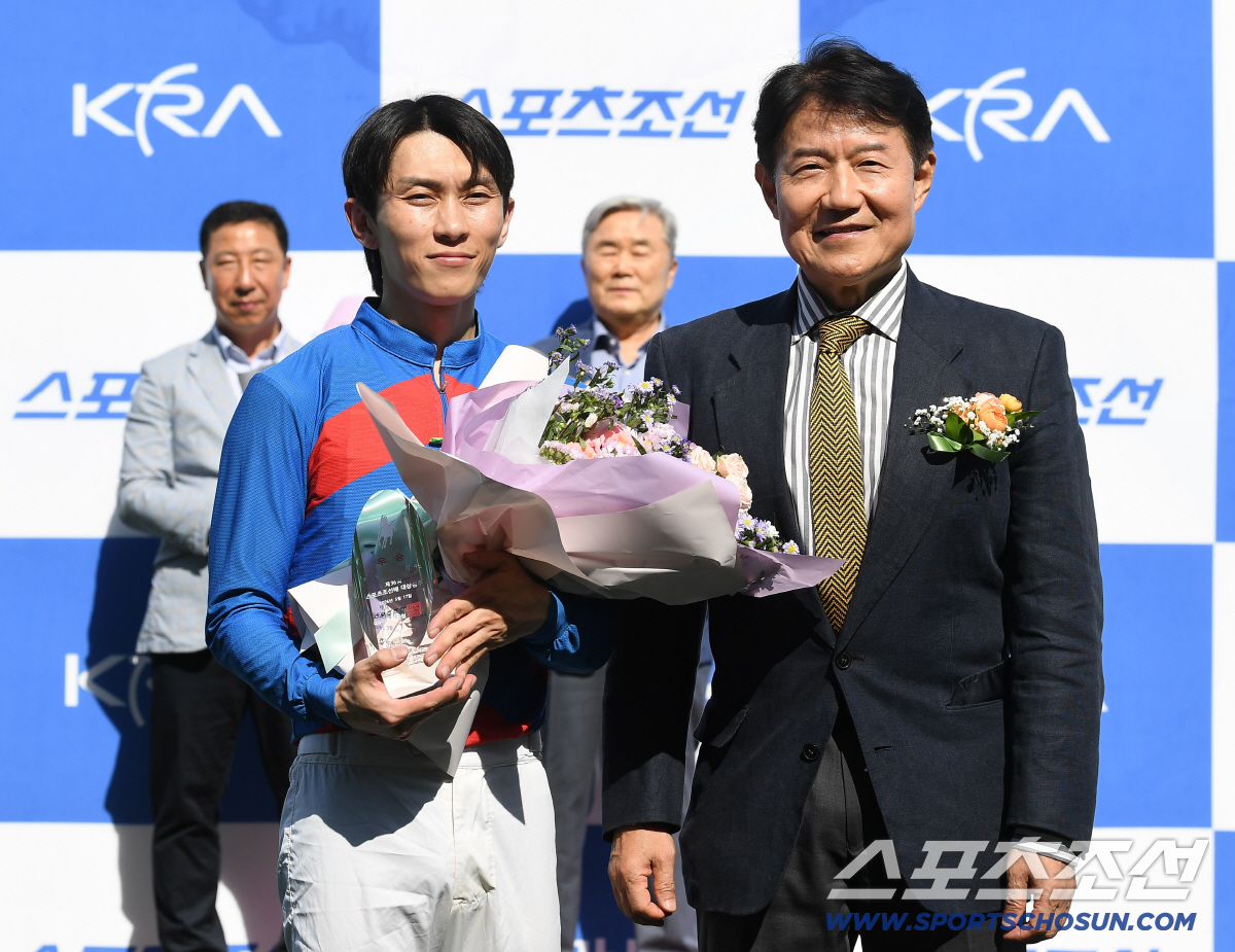 17일 오후 과천 렛츠런파크 서울에서 '제36회 스포츠조선배(L) 대상경주'가 열렸다. 우승을 차지한 장추열 기수(왼쪽)가 우희종 한국마사회장으로부터 트로피와 꽃다발을 받고 있다. 과천=정재근 기자 cjg@sportschosun.com/2026.5.17