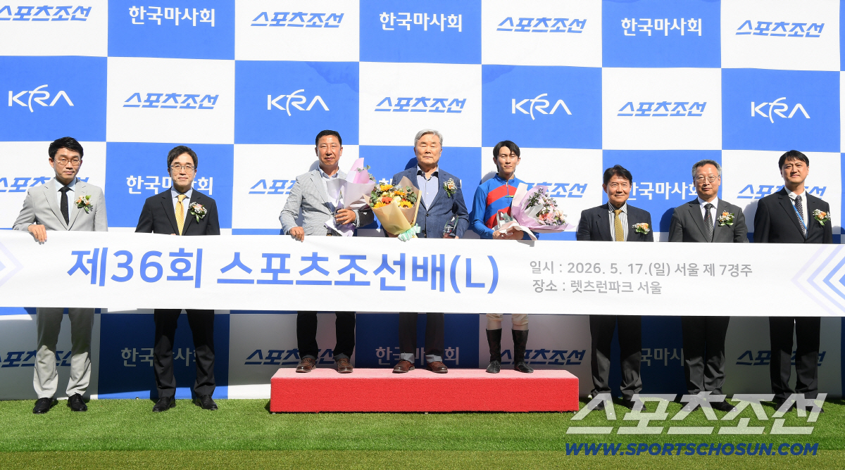 17일 오후 과천 렛츠런파크 서울에서 열린 '제36회 스포츠조선배(L) 대상경주'에서 머스킷데이가 우승을 차지했다. (왼쪽부터) 박재호 스포츠조선 편집국장, 박진형 발행인, 문병기 조교사, 마주 자성실업 대리수상자, 장추열 기수, 우희종 회장과 마사회 임직원들이 포즈 취하고 있다. 과천=정재근 기자 cjg@sportschosun.com/2026.5.17