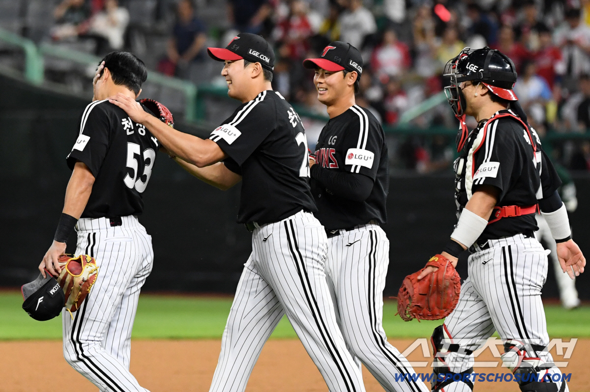 15일 인천SSG랜더스필드에서 열린 SSG와 LG의 경기. 승리한 LG 선수들이 기뻐하고 있다. 인천=박재만 기자 pjm@sportschosun.com/2026.05.15/