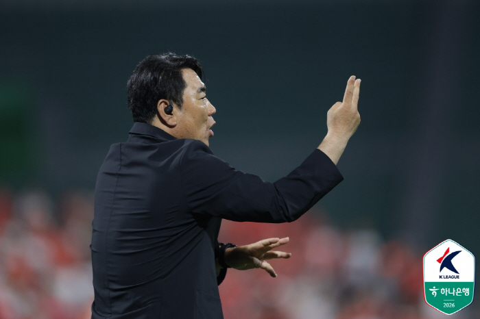 '3연승 호랑이까지 잡아낸 정경호식 프레싱' 강원, 5경기 무패 행진...울산전 2-0 완성→4위 도약[K리그1 현장리뷰]