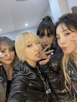 '마약 해명·저격 잡음' 박봄까지 다 뭉쳤다…2NE1, 불화설 깬 감격의 '17주년 자축'