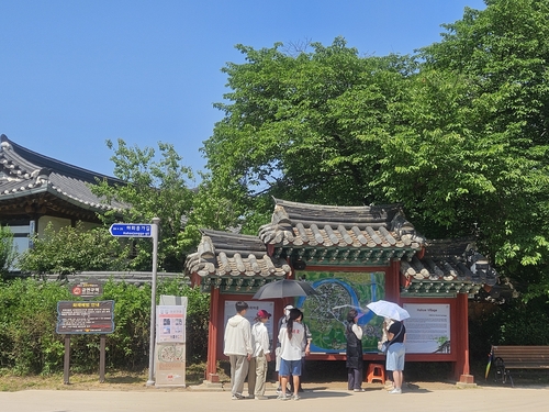 (안동=연합뉴스) 김선형 기자 = 18일 오전 경북 안동시 하회마을에 관광객들이 서 있다. 2026.5.18 sunhyung@yna.co.kr