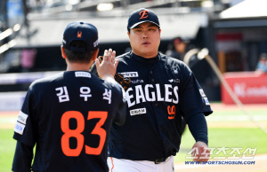 ‘현진이 형 200승 만들자’ 한마음이었는데...불펜 제구 난조에 무너진 한화, KT에 끝내기 역전패 [수원 현장]